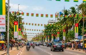 Togo / 27 Avril 2026: Des drapeaux de célébration de l’indépendance accrochés aux lampadaires jamais opérationnels! Un artère de Lomé, la capitale togolaise, Avril 2026 | Photo: DR / LeCorrecteur.tg