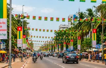 Togo / 27 Avril 2026: Des drapeaux de célébration de l’indépendance accrochés aux lampadaires jamais opérationnels! Un artère de Lomé, la capitale togolaise, Avril 2026 | Photo: DR / LeCorrecteur.tg