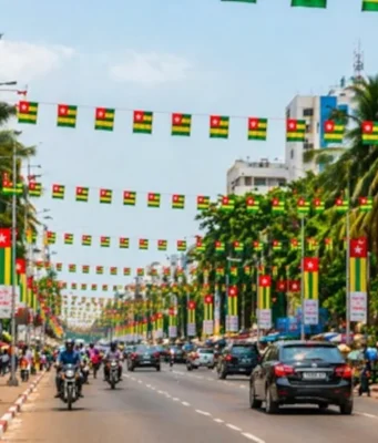 Togo / 27 Avril 2026: Des drapeaux de célébration de l’indépendance accrochés aux lampadaires jamais opérationnels! Un artère de Lomé, la capitale togolaise, Avril 2026 | Photo: DR / LeCorrecteur.tg