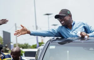 Bénin: La Victoire de Romuald Wadagni Confirmée par la Cour constitutionnelle Le candidat à la présidence Romuald Wadagni salue ses partisans lors d'un meeting électoral à Cotonou, au Bénin, le vendredi 10 avril 2026 | Photo: AP