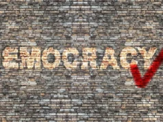 La Démocratie a-t-elle vraiment échoué en Afrique? Illustration: Démocratie bâtie brique par brique | © DR