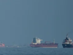 L’Iran verrouille à nouveau le détroit d’Ormuz Des pétroliers et des cargos font la queue dans le détroit d'Ormuz, vus depuis Khor Fakkan, aux Émirats arabes unis, le mercredi 11 mars 2026 | Photo: AP