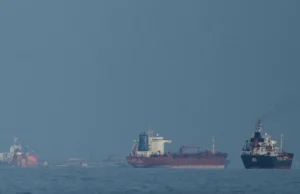 L’Iran verrouille à nouveau le détroit d’Ormuz Des pétroliers et des cargos font la queue dans le détroit d'Ormuz, vus depuis Khor Fakkan, aux Émirats arabes unis, le mercredi 11 mars 2026 | Photo: AP