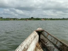Le dragage du lac Togo coûte la vie à une femme Une pirogue naviguant sur le Lac Togo en direction de Togoville | Photo: DR
