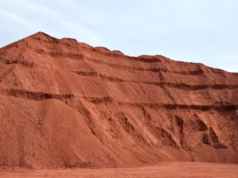 Guinée: Dans la poussière de la bauxite, Boké « région martyre » Une montagne de bauxite (Kokaya, Guinée) | Photo: Hadrien Degiorgi