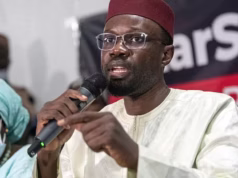 Sénégal: Le gouvernement suspend les voyages à l’étranger non-essentiels des ministres Le PM Ousmane Sonko, alors leader de l'opposition sénégalaise, s'adressant aux journalistes après sa libération de garde à vue à Dakar, au Sénégal, le 8 mars 2021 | Photo: AP