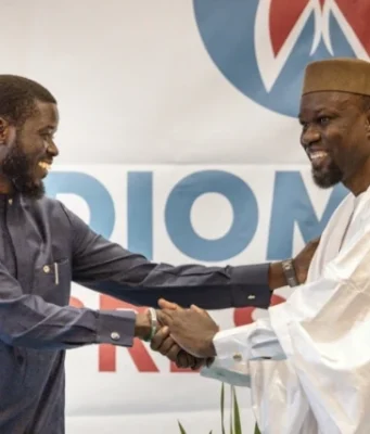 Sénégal: Et si c’était un jeu politique dans lequel Ousmane Sonko, Bassirou Diomaye Faye et El Malick Ndiaye sont les acteurs principaux? Bassirou Diomaye Faye (g) et Ousmane Sonko | Photo: DR