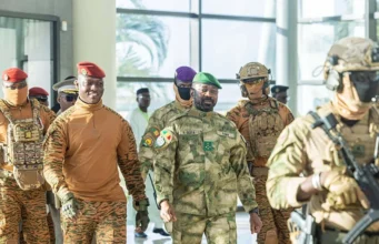 Tribune: Sous la pression jihadiste, la réconciliation entre la CEDEAO et l’AES n’est plus une option Deux des 3 membres de l'AES, le Burkinabè Ibrahim Traoré (beret rouge) et le Malien Assimi Goïta (beret vert), lors du sommet de l'AES à Bamako, au Mali, le 23 décembre 2025 | Photo: AP