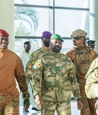Tribune: Sous la pression jihadiste, la réconciliation entre la CEDEAO et l’AES n’est plus une option Deux des 3 membres de l'AES, le Burkinabè Ibrahim Traoré (beret rouge) et le Malien Assimi Goïta (beret vert), lors du sommet de l'AES à Bamako, au Mali, le 23 décembre 2025 | Photo: AP