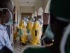 Ebola: Plus de 200 morts déjà en RDC, 10 pays africains placés sous surveillance Des agents de la Croix-Rouge préparent le corps d'une victime d'Ebola à l'hôpital Sofepadi en vue de son inhumation, à Bunia, au Congo, le 23 mai 2026 | Photo: AP