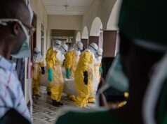 Ebola: Plus de 200 morts déjà en RDC, 10 pays africains placés sous surveillance Des agents de la Croix-Rouge préparent le corps d'une victime d'Ebola à l'hôpital Sofepadi en vue de son inhumation, à Bunia, au Congo, le 23 mai 2026 | Photo: AP