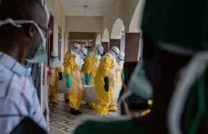 Ebola: Plus de 200 morts déjà en RDC, 10 pays africains placés sous surveillance Des agents de la Croix-Rouge préparent le corps d'une victime d'Ebola à l'hôpital Sofepadi en vue de son inhumation, à Bunia, au Congo, le 23 mai 2026 | Photo: AP