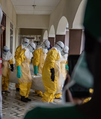 Ebola: Plus de 200 morts déjà en RDC, 10 pays africains placés sous surveillance Des agents de la Croix-Rouge préparent le corps d'une victime d'Ebola à l'hôpital Sofepadi en vue de son inhumation, à Bunia, au Congo, le 23 mai 2026 | Photo: AP