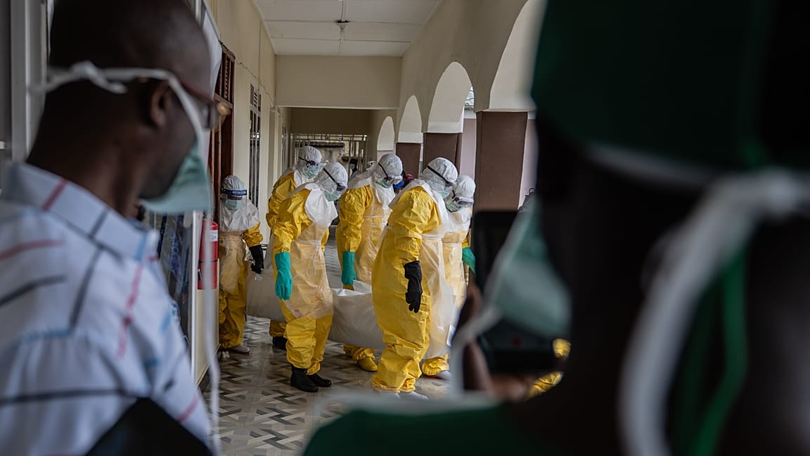 Des agents de la Croix-Rouge préparent le corps d'une victime d'Ebola à l'hôpital Sofepadi en vue de son inhumation, à Bunia, au Congo, le 23 mai 2026 | Photo: AP