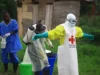 RDC: La psychose face à la résurgence d’Ébola Le 9 septembre 2018, un agent de santé asperge son collègue de désinfectant après avoir travaillé dans un centre de traitement d'Ebola à Beni, dans l'est du Congo | Photo: AP