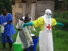 RDC: La psychose face à la résurgence d’Ébola Le 9 septembre 2018, un agent de santé asperge son collègue de désinfectant après avoir travaillé dans un centre de traitement d'Ebola à Beni, dans l'est du Congo | Photo: AP