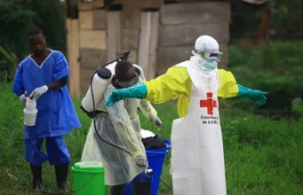 RDC: La psychose face à la résurgence d’Ébola Le 9 septembre 2018, un agent de santé asperge son collègue de désinfectant après avoir travaillé dans un centre de traitement d'Ebola à Beni, dans l'est du Congo | Photo: AP