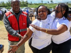 Kenya: L’angoisse des familles de victimes après l’incendie d’un pensionnat Des familles des victimes de l'incendie dans un pensionnat au Kenya | Photo: AP