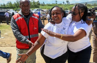 Kenya: L’angoisse des familles de victimes après l’incendie d’un pensionnat Des familles des victimes de l'incendie dans un pensionnat au Kenya | Photo: AP