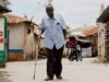 Des Kenyans contaminés au plomb à cause d’une usine de recyclage de batteries Alfred Ogulo Mulo, un ancien du village, marche dans une rue de Mikindani, dans le comté de Mombasa, au Kenya, le 10 avril 2026 | Photo: AP
