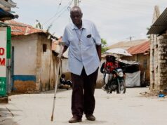 Des Kenyans contaminés au plomb à cause d’une usine de recyclage de batteries Alfred Ogulo Mulo, un ancien du village, marche dans une rue de Mikindani, dans le comté de Mombasa, au Kenya, le 10 avril 2026 | Photo: AP