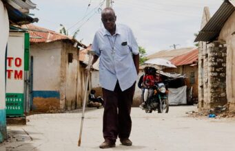Des Kenyans contaminés au plomb à cause d’une usine de recyclage de batteries Alfred Ogulo Mulo, un ancien du village, marche dans une rue de Mikindani, dans le comté de Mombasa, au Kenya, le 10 avril 2026 | Photo: AP