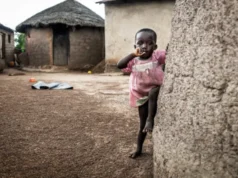 Togo: « Pauvreté Sévère » pour la Majorité de la Population. Selon Afrobarometer. Misère galopante dans les villes et campagnes du Togo. Un enfant dans un village quelque part au Togo, 3 mars 2011 | Photo : Sigrid Spinnox