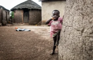 Togo: « Pauvreté Sévère » pour la Majorité de la Population. Selon Afrobarometer. Misère galopante dans les villes et campagnes du Togo. Un enfant dans un village quelque part au Togo, 3 mars 2011 | Photo : Sigrid Spinnox