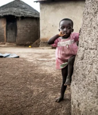 Togo: « Pauvreté Sévère » pour la Majorité de la Population. Selon Afrobarometer. Misère galopante dans les villes et campagnes du Togo. Un enfant dans un village quelque part au Togo, 3 mars 2011 | Photo : Sigrid Spinnox