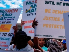 Xénophobie en Afrique du Sud: Le Nigeria prêt à évacuer ses ressortissants Des Sud-Africains manifestent contre l'immigration clandestine à Johannesburg, en Afrique du Sud, le 29 avril 2026 | Photo: AP /Themba Hadebe