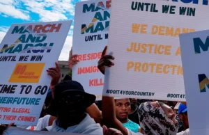 Xénophobie en Afrique du Sud: Le Nigeria prêt à évacuer ses ressortissants Des Sud-Africains manifestent contre l'immigration clandestine à Johannesburg, en Afrique du Sud, le 29 avril 2026 | Photo: AP /Themba Hadebe