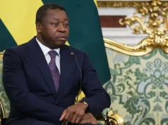 Togo: Faure Gnassingbé. Fausse Constitution. Fausse 5e République. Selon la CEDEAO! Le premier ministre du Togo, Faure Gnassingbé, participe à des entretiens avec le président russe Vladimir Poutine au Kremlin, à Moscou, le 19 novembre 2025 | Photo: AP