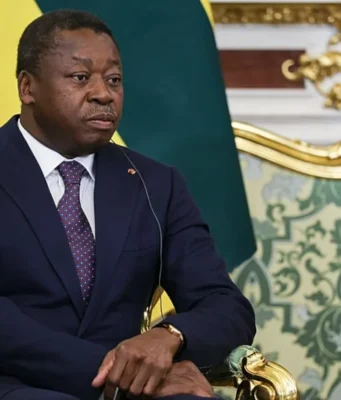 Togo: Faure Gnassingbé. Fausse Constitution. Fausse 5e République. Selon la CEDEAO! Le premier ministre du Togo, Faure Gnassingbé, participe à des entretiens avec le président russe Vladimir Poutine au Kremlin, à Moscou, le 19 novembre 2025 | Photo: AP