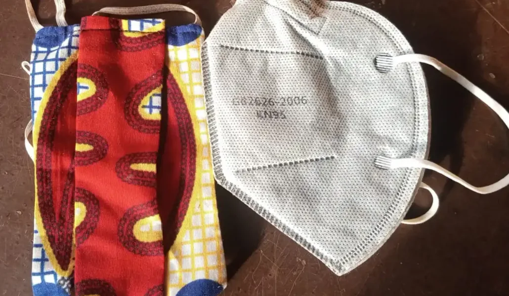 A Wacem, voici des cache-nez artisanal que les travailleurs doivent utiliser pendant un mois | Photo: DR / Lalternative.info