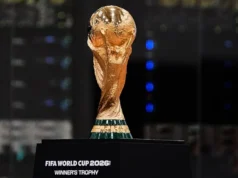 Football / Mondial 2026: Tout ce qu’il faut savoir sur le nouveau format à 48 équipes Le trophée de la Coupe du monde de football de la FIFA est exposé lors de la cérémonie d'ouverture du Centre international de diffusion, le lundi 1er juin 2026, à Dallas | Photo: AP