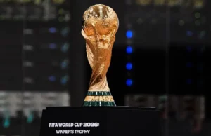 Football / Mondial 2026: Tout ce qu’il faut savoir sur le nouveau format à 48 équipes Le trophée de la Coupe du monde de football de la FIFA est exposé lors de la cérémonie d'ouverture du Centre international de diffusion, le lundi 1er juin 2026, à Dallas | Photo: AP