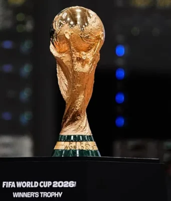 Football / Mondial 2026: Tout ce qu’il faut savoir sur le nouveau format à 48 équipes Le trophée de la Coupe du monde de football de la FIFA est exposé lors de la cérémonie d'ouverture du Centre international de diffusion, le lundi 1er juin 2026, à Dallas | Photo: AP