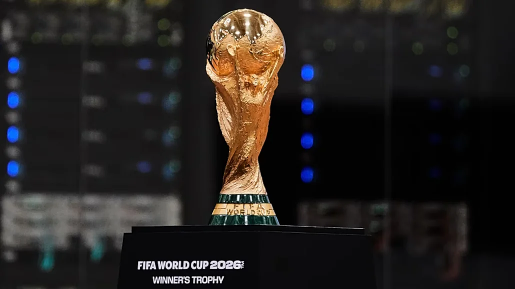 Le trophée de la Coupe du monde de football de la FIFA est exposé lors de la cérémonie d'ouverture du Centre international de diffusion, le lundi 1er juin 2026, à Dallas | Photo: AP