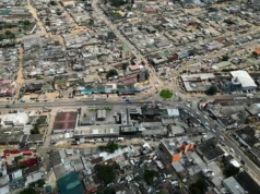 Côte d’Ivoire: Démolition controversée à Abidjan, le principal suspect Jacques Alloui Brou arrêté Vue aérienne d'une partie d'Abidjan, en Côte d'Ivoire, le lundi 27 octobre 2025 | Photo: AP