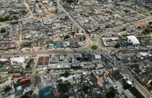 Côte d’Ivoire: Démolition controversée à Abidjan, le principal suspect Jacques Alloui Brou arrêté Vue aérienne d'une partie d'Abidjan, en Côte d'Ivoire, le lundi 27 octobre 2025 | Photo: AP