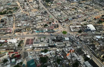 Côte d’Ivoire: Démolition controversée à Abidjan, le principal suspect Jacques Alloui Brou arrêté Vue aérienne d'une partie d'Abidjan, en Côte d'Ivoire, le lundi 27 octobre 2025 | Photo: AP