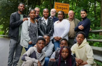 Allemagne: La Famille Togolaise menacée d’expulsion Peut Désormais Rester La famille Liedl avec des membres de leur groupe de support, Siegen, Allemagne, Juin 2026 | Photo: DR