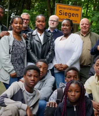 Allemagne: La Famille Togolaise menacée d’expulsion Peut Désormais Rester La famille Liedl avec des membres de leur groupe de support, Siegen, Allemagne, Juin 2026 | Photo: DR