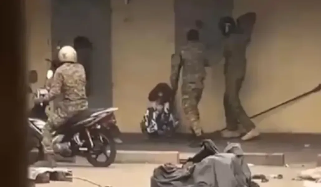 Les "Forces de sécurité et de défense", alias les Miliciens de Faure E. Gnassingbé, dans leurs oeuvres sordides contre de pauvres citoyens sans défense, Lomé, juin 2025 | Photo: DR