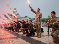 Nombre record de conflits en 2025, dont 29 en Afrique Des personnes allument des fusées éclairantes lors des funérailles de d’un soldat ukrainien tombé au combat, à Kiev, en Ukraine, le 8 juin 2026 | Photo: AP