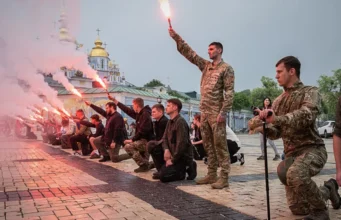 Nombre record de conflits en 2025, dont 29 en Afrique Des personnes allument des fusées éclairantes lors des funérailles de d’un soldat ukrainien tombé au combat, à Kiev, en Ukraine, le 8 juin 2026 | Photo: AP