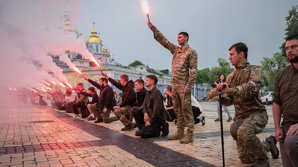 Des personnes allument des fusées éclairantes lors des funérailles de d’un soldat ukrainien tombé au combat, à Kiev, en Ukraine, le 8 juin 2026 | Photo: AP