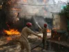 Inde / Incendie à New Delhi: Au moins 18 africains parmi les victimes… Des pompiers éteignent un incendie dans un hôtel de New Delhi, en Inde, le mercredi 3 juin 2026 | Photo: AP