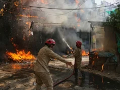 Inde / Incendie à New Delhi: Au moins 18 africains parmi les victimes… Des pompiers éteignent un incendie dans un hôtel de New Delhi, en Inde, le mercredi 3 juin 2026 | Photo: AP