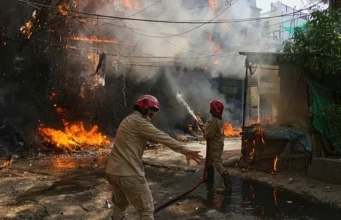 Inde / Incendie à New Delhi: Au moins 18 africains parmi les victimes… Des pompiers éteignent un incendie dans un hôtel de New Delhi, en Inde, le mercredi 3 juin 2026 | Photo: AP